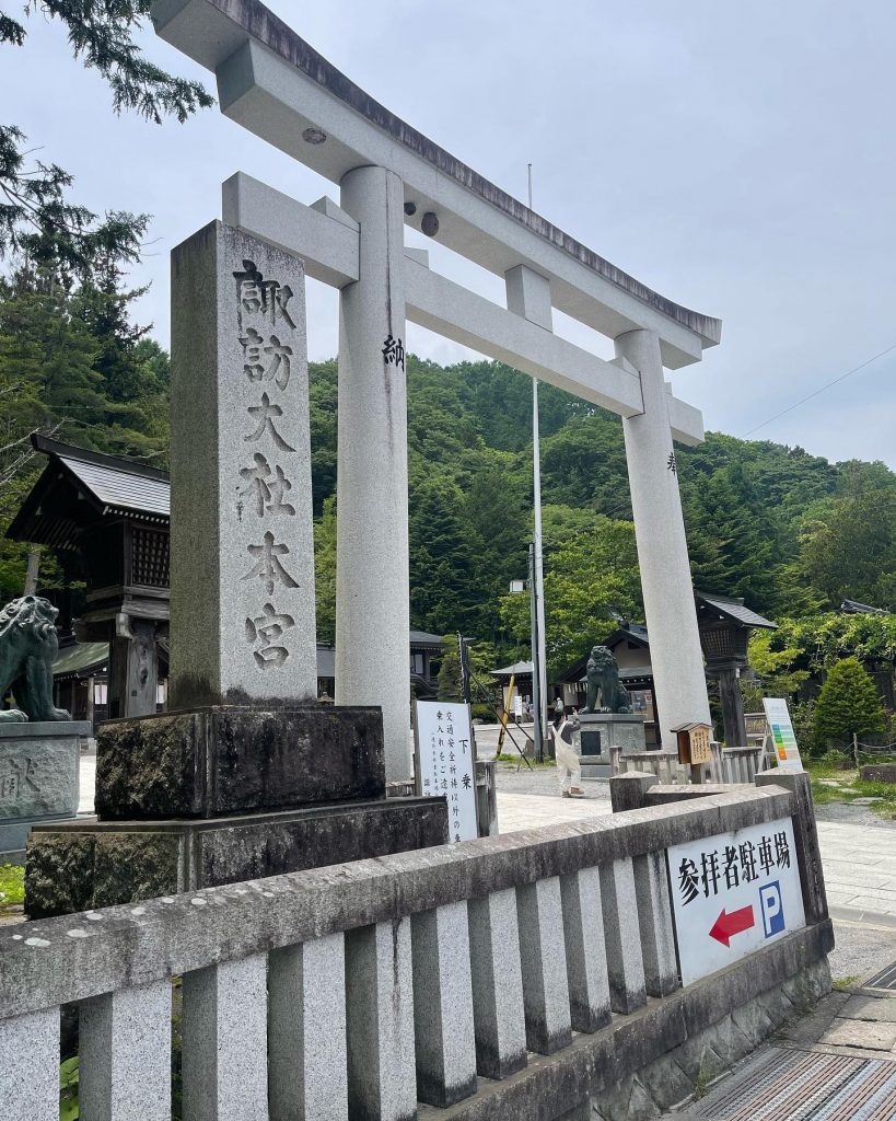 商売繁盛で有名な神社昨日墓参りの帰りに寄ったのが長野県諏訪市にある諏訪大社です。