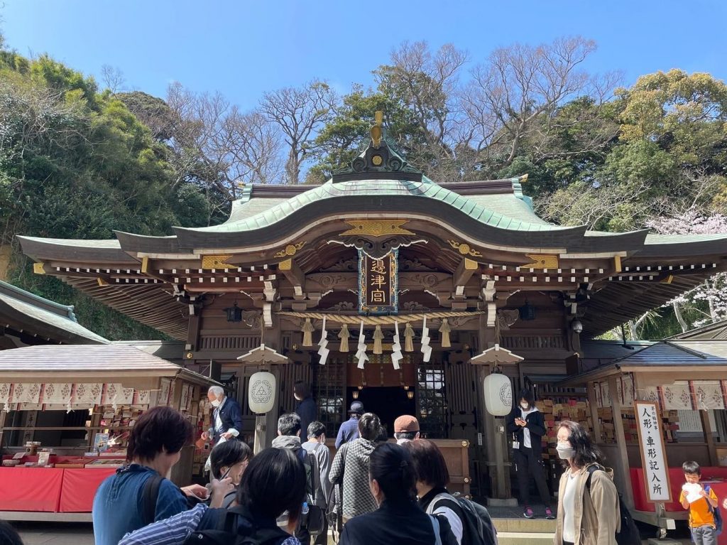 #江ノ島神社三女神をご祭神とする神社で、全てのスポットを巡れば、恋愛運だけではなく、金運、勝負運等沢山のご利益が期待される神社です。